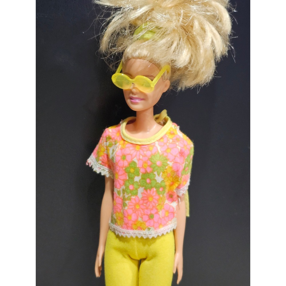 Mattel Barbie Doll Retro Floral Top Yellow Leggings Poodle & Sunglasses - Picture 3 of 8